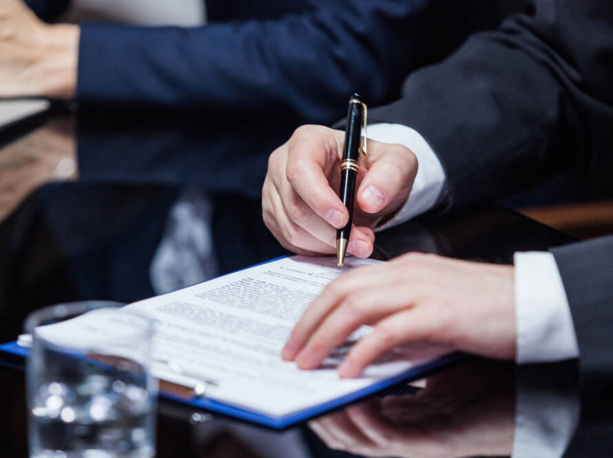 Ticaret odası kayıt işlemleri, unvan-adres değişikliği ve sicil güncellemelerini Beylikdüzü'nde eksiksiz yönetiyoruz. Evrak riskini azaltır, süreci hızlandırırız.